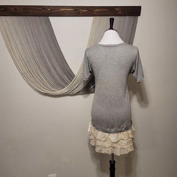 Young, Fabulous & Broke Ruffle Bottom Tee Sz XS - Picture 4 of 5